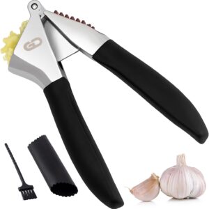 61PfQtOY4L._AC_SL1500_.jpg Garlic Press Set – Heavy Duty Rust-Resistant Garlic Crusher & Mincer with Ergonomic Handles, Easy Squeeze Manual Garlic Press, Cleaning Brush & Silicone Peeler, Large Chamber Kitchen Tool